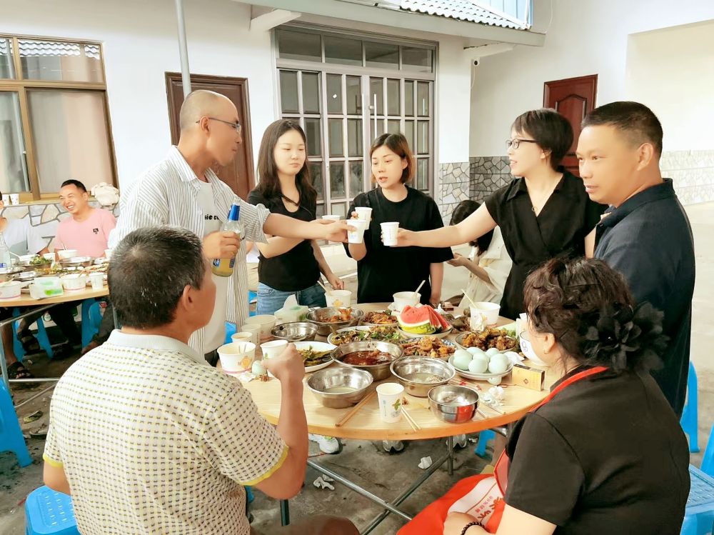端午佳節(jié)即將來臨之際 四川博水環(huán)保 主管團(tuán)隊(duì) 攜節(jié)日禮品 ，向駐扎眉山工業(yè)園區(qū)污水處理廠項(xiàng)目駐地員工，送上深切的慰問和關(guān)懷